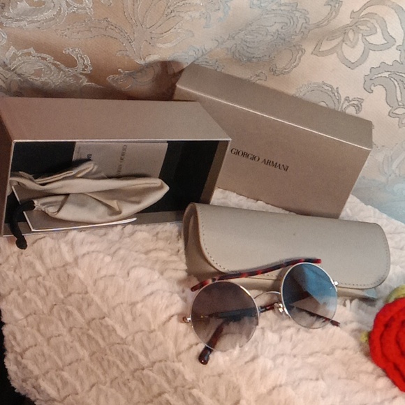 NIB authentic Giorgio Armani Sunglasses - Picture 3 of 6